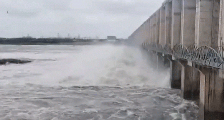 జూరాలకు 82, 000 క్యూసెక్కుల వరద... 7 గేట్లు ఎత్తివేత