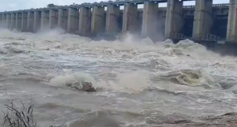 జూరాలకు భారీగా వరద.. 34 గేట్లు ఎత్తివేత