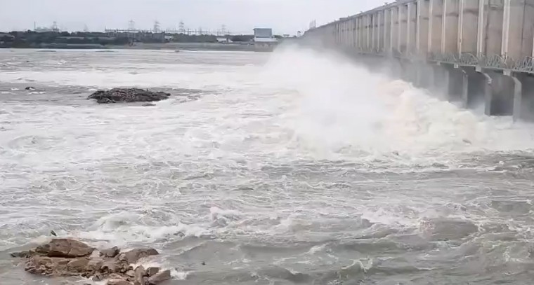 జూరాల వద్ద కృష్ణమ్మ ఉగ్రరూపం.. 23 గేట్లు ఎత్తివేత