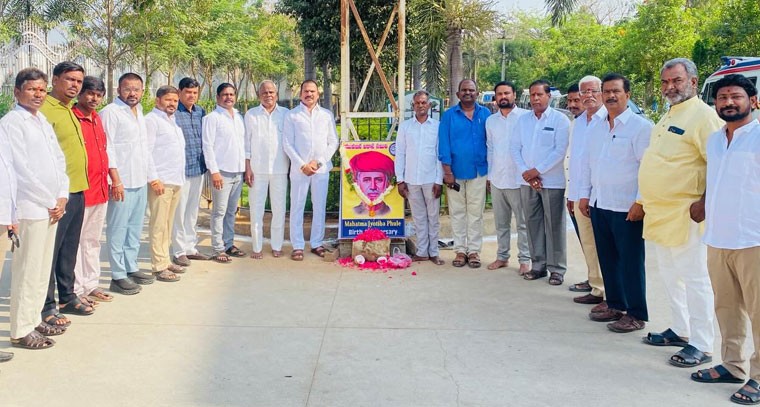 మహాత్మ జ్యోతిరావు పూలే జయంతి సందర్భంగా ఘన నివాళులు