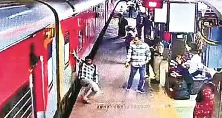 కాచిగూడ రైల్వే స్టేషన్ లో త్రుటిలో ప్రాణాపాయం నుండి బయటపడ్డ ప్రయాణికుడు 