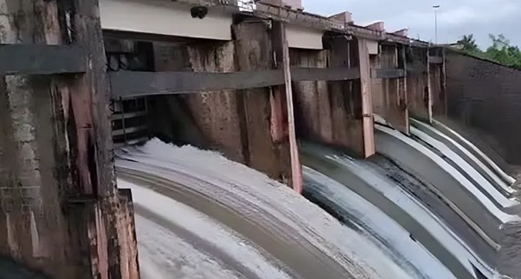 కడెం ప్రాజెక్టులో ప్రమాదకరంగా నీటిమట్టం.. గేట్లు ఎత్తి నీటి విడుదల