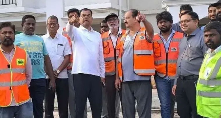 జీహెచ్ఎంసీ అధికారులతో కలిసి ఎమ్మెల్యే పాదయాత్ర