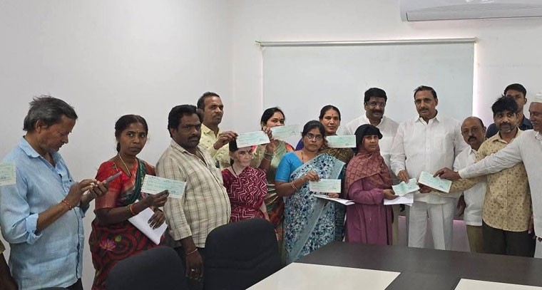 కల్యాణలక్ష్మి చెక్కుల పంపిణీ చేసిన PAC చైర్మన్  ఆరెకపూడి గాంధీ