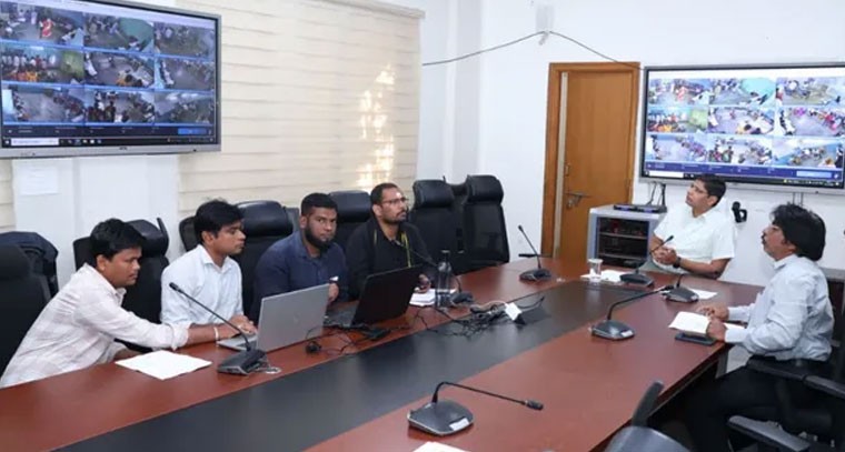 వెబ్ కాస్టింగ్ ద్వారా పోలింగ్ ప్రక్రియ పరిశీలించిన కలెక్టర్