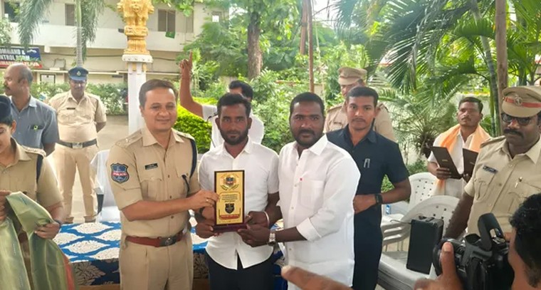 గంగమ్మ వాగులో చిక్కుకున్న ఆరుగురిని కాపాడిన ఎస్సై లావణ్య