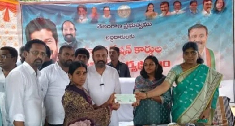 రాజుల్లాలో ఎమ్మెల్యే చేతుల మీదుగా రేషన్ కార్డుల పంపిణీ