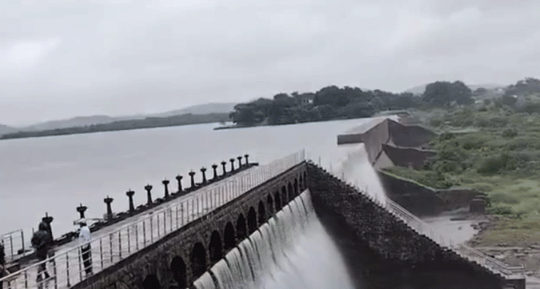 పోచారం ప్రాజెక్టులో తగ్గు ముఖం పడుతున్న వరద