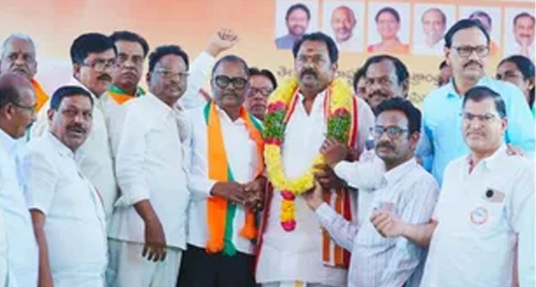 హైదరాబాద్ లోని ధర్నా చౌక్ వద్ద కామారెడ్డి ఎమ్మెల్యే దీక్ష