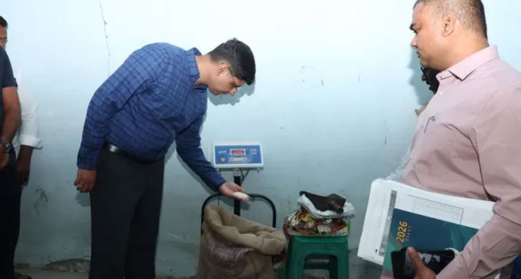 రేషన్ దుకాణంలో కలెక్టర్ ఆకస్మిక తనిఖీ: పారదర్శకతకు ఆదేశాలు