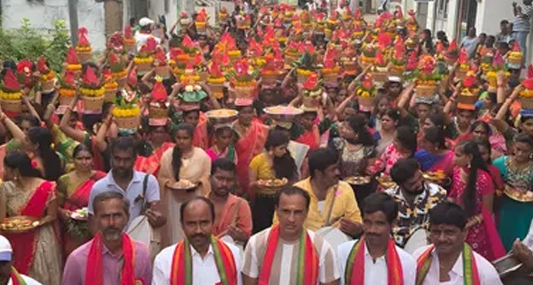 కామారెడ్డిలో మహిళల భారీ కలశాల యాత్ర