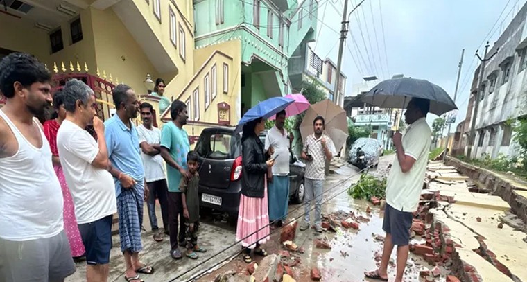 భారీ వర్షంతో కళాశాల ప్రహరీ గోడ నేలమట్టం
