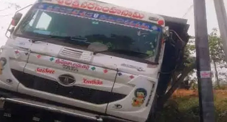 కంకర్ లారీ బోల్తా, విద్యుత్ స్తంభం విరిగి పెనుప్రమాదం తప్పింది