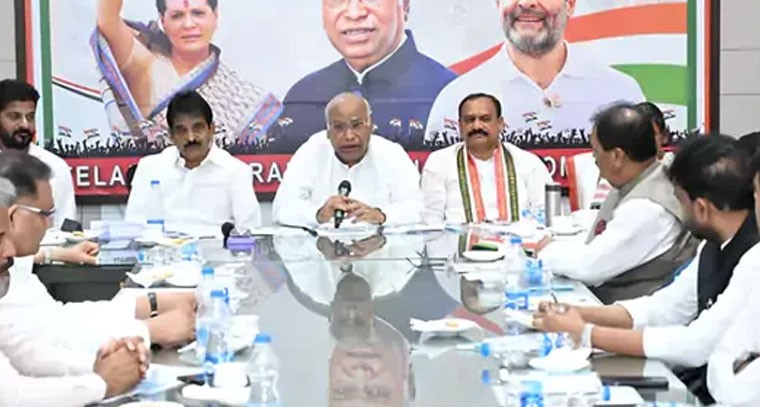 కొత్త, పాత తేడాలొద్దు.. అందరూ ఐక్యంగా ముందుకెళ్లాలి: ఖర్గే