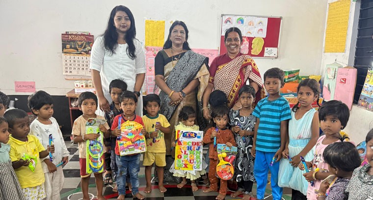 అంగన్వాడి స్కూల్‌లో అక్షరాభ్యాస పుస్తకాలు అందించిన బిఆర్ఎస్  నాయకురాలు  కాట సునీత రాజేష్ గౌడ్