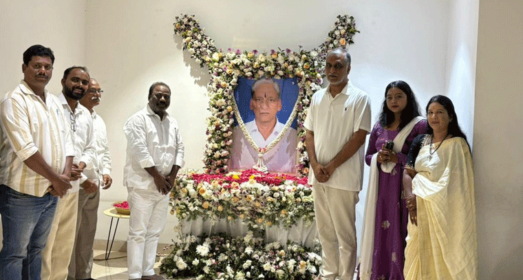  తన్నీరు సత్యనారాయణ గారి చిత్రపటానికి పూలు వేసి  నివాళులు అర్పించిన కాట సునీత