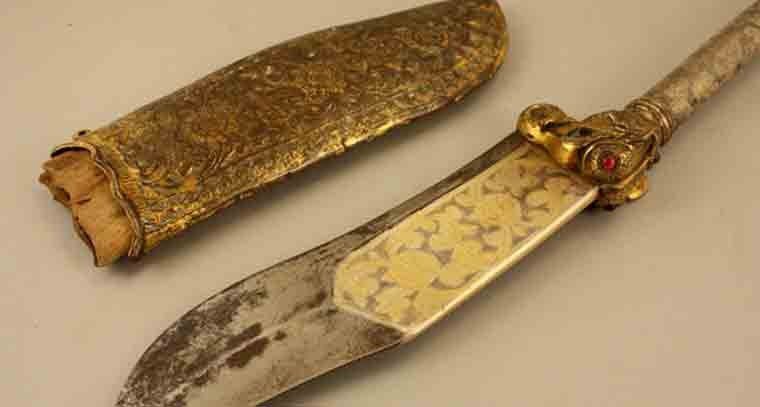 డబ్బులు ఇవ్వలేదని తండ్రి నాలుక కోసిన కొడుకు 
