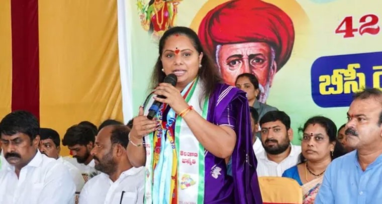 42% రిజర్వేషన్లు ఇవ్వకుండా ప్రభుత్వం కుట్ర చేస్తోంది: కవిత