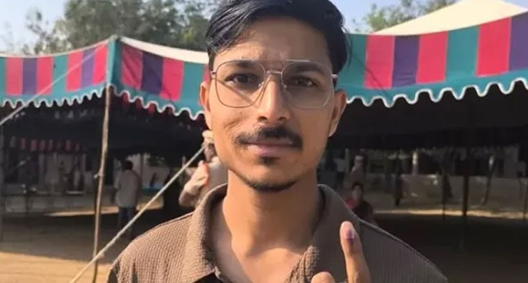 లండన్ నుంచి వచ్చి ఓటేసిన విద్యార్థి