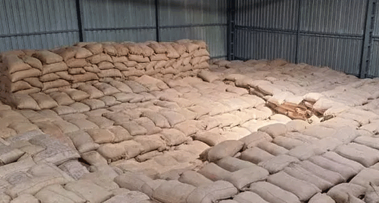 విజిలెన్స్ దాడులు.. సీఎంఆర్ ధాన్యంలో రైస్ మిల్లుల గోల్ మాల్