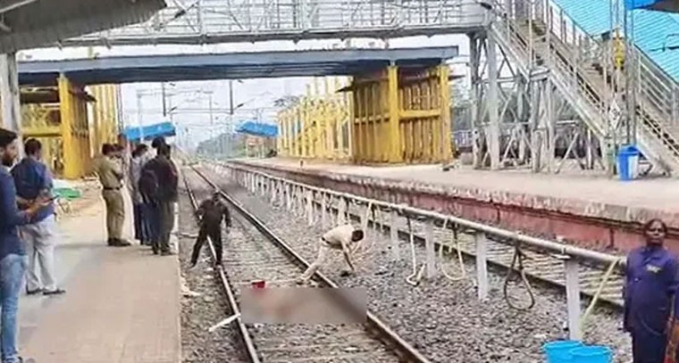 రైల్వే స్టేషన్‌లో పేలిన నాటు బాంబు.. స్పాట్‌లో కుక్క మృతి