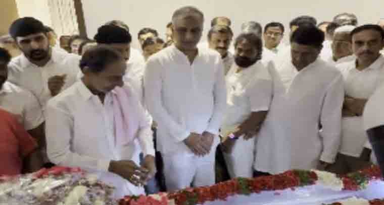 హరీశ్ రావు తండ్రి భౌతికకాయానికి నివాళులు అర్పించిన కేసీఆర్ 