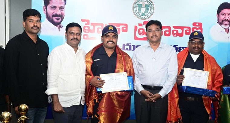 యువ‌కుడి ప్రాణాలు కాపాడిన‌...హైడ్రా హీరోల‌కు క‌మిష‌న‌ర్ స‌న్మానం