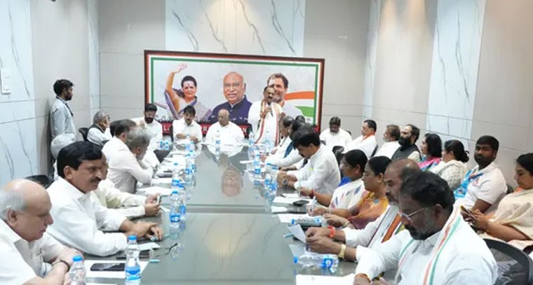 స్థానిక సంస్థల ఎన్నికల్లో మెజారిటీ స్థానాలు గెలుచుకోవాలి: ఖర్గే