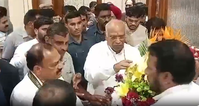 ఖర్గేకు ఘన స్వాగతం పలికిన కాంగ్రెస్ శ్రేణులు