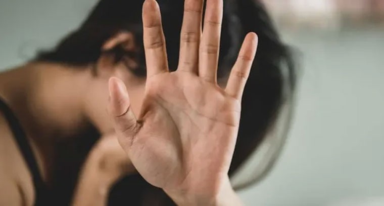 పిల్లలను బెదిరించి స్నేహితుడి భార్యపై అత్యాచారం