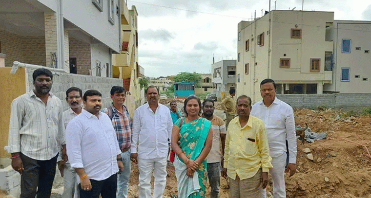 బోడుప్పల్ పార్కు పనులను పరిశీలించిన మాజీ కార్పొరేటర్ జంగయ్య యాదవ్