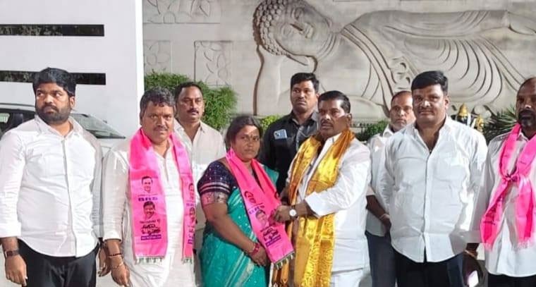  బీఆర్ఎస్ పార్టీలో చేరిన ఇద్దరు ఇండిపెండెంట్ కౌన్సిలర్లు