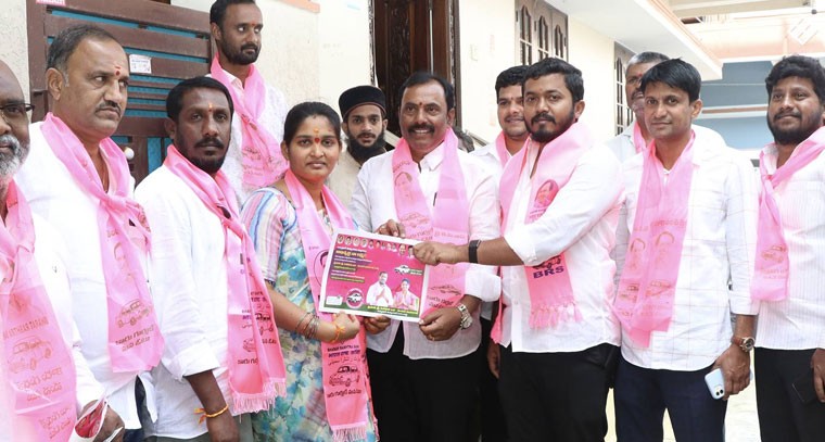 మున్సిపల్ ఎన్నికల్లో కార్ గుర్తుకు ఓటు వేసి బీఆర్ఎస్ అభ్యర్థులను గెలిపించాలి  :  మాద్రి ప్రిథ్వీరాజ్ 