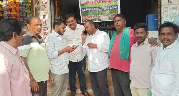 రైతుల వద్దకే అధికారులు: ప్రభుత్వ పథకాల అమలు వేగవంతం