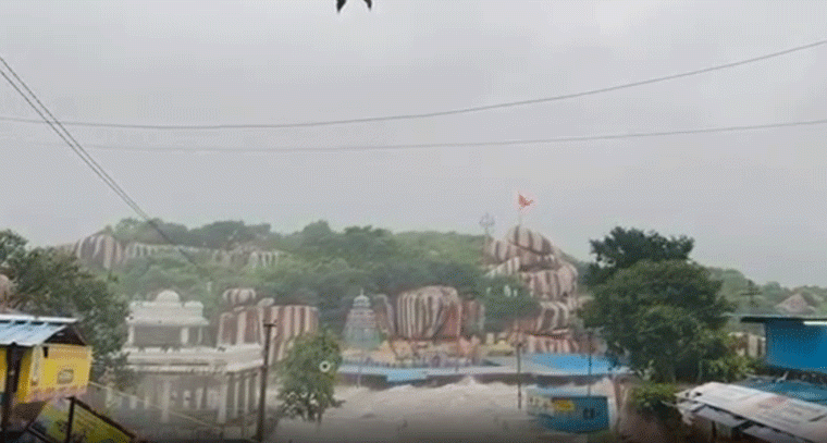 జలదిగ్బంధంలోనే ఏడుపాయల వన దుర్గమ్మ