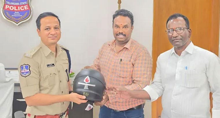 రక్తదాతలకు హెల్మెట్ లు అందజేయడం అభినందనీయం: ఎస్పీ