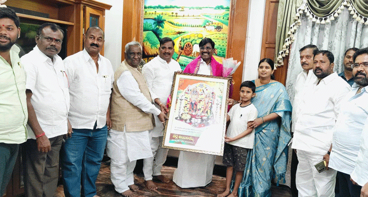 యాదగిరిగుట్టలో AICC జనరల్ సెక్రెటరీ విష్వనాథన్ ప్రత్యేక పూజలు