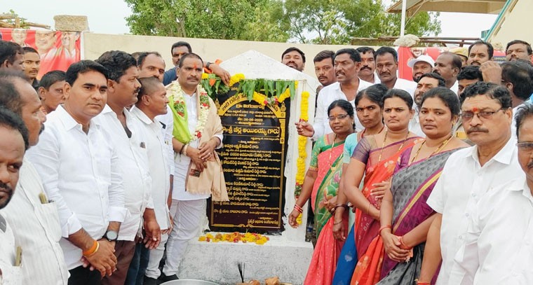 పలు అభివృద్ధి పనులకు శంకుస్థాపన చేసిన ప్రభుత్వ విప్,ఆలేరు ఎమ్మెల్యే  బీర్ల అయిలయ్య 