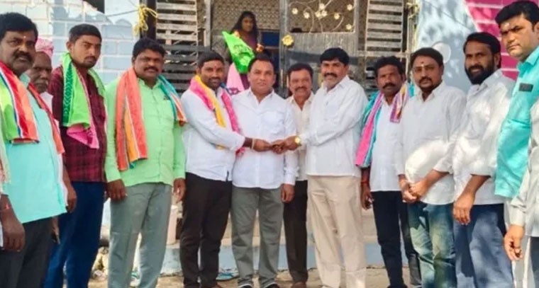 సర్పంచ్ దత్తు ఆర్థిక సాయం: నవ వధువుకు పెళ్లి కానుక