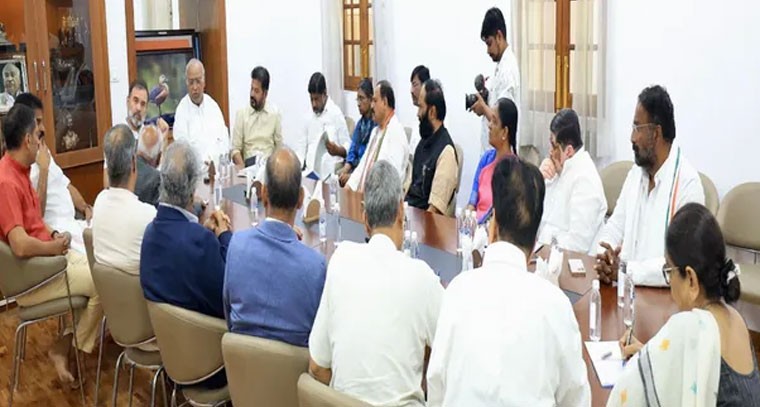 కేంద్రం వైఖరిపై మంత్రి శ్రీహరి ఆగ్రహం