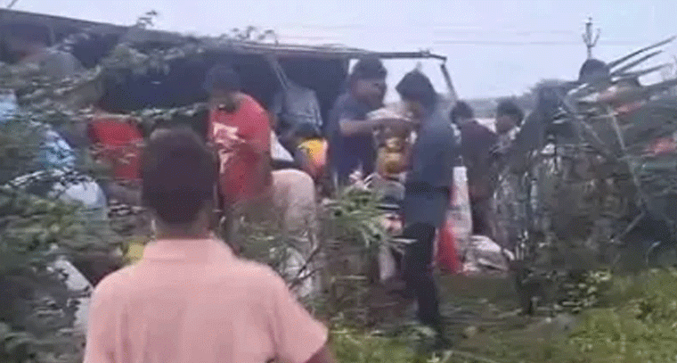 కొబ్బరికాయల లారీ బోల్తా.. ఎగబడి ఎత్తుకెళ్లిన జనం