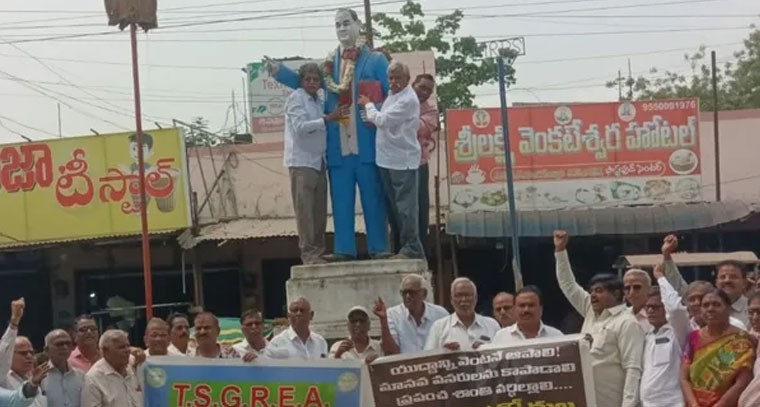 యుద్ధం వద్దు, శాంతి ముద్దు! పెన్షనర్స్ ఆధ్వర్యంలో ర్యాలీ