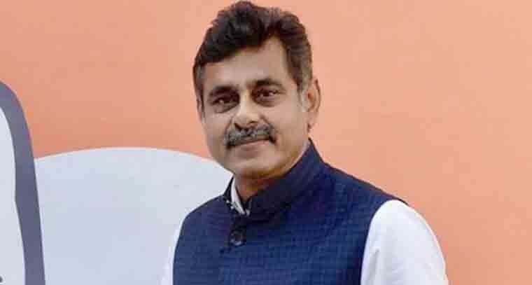 తిరుమల శ్రీవారికి స్వర్ణాభరణాన్ని బహుకరించిన బీజేపీ ఎంపీ కొండా విశ్వేశ్వర్ రెడ్డి 