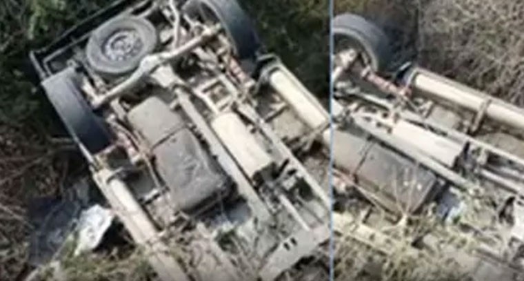 రోడ్డు ప్రమాదం.. కెనాల్ లో బోల్తాపడ్డ క్వాలిస్ వాహనం