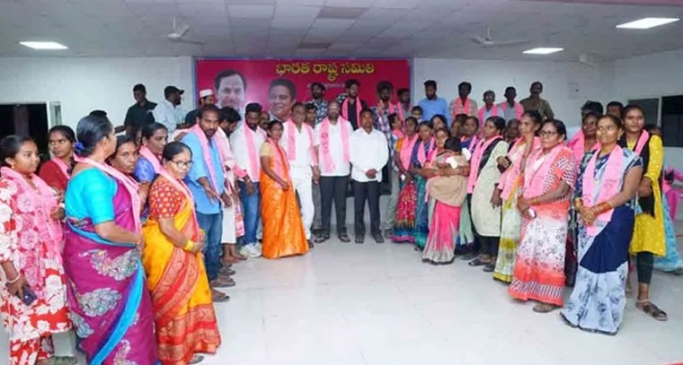 కొత్తగూడెంలో కాంగ్రెస్ పార్టీకి షాక్.. BRSలో చేరిన కీలక నేతలు