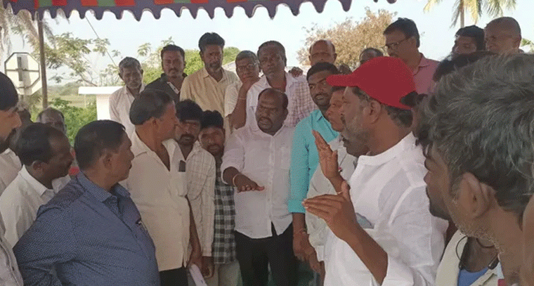 కొత్తగట్టులో అండర్‌పాస్ బ్రిడ్జి కోసం గ్రామస్తుల ధర్నా