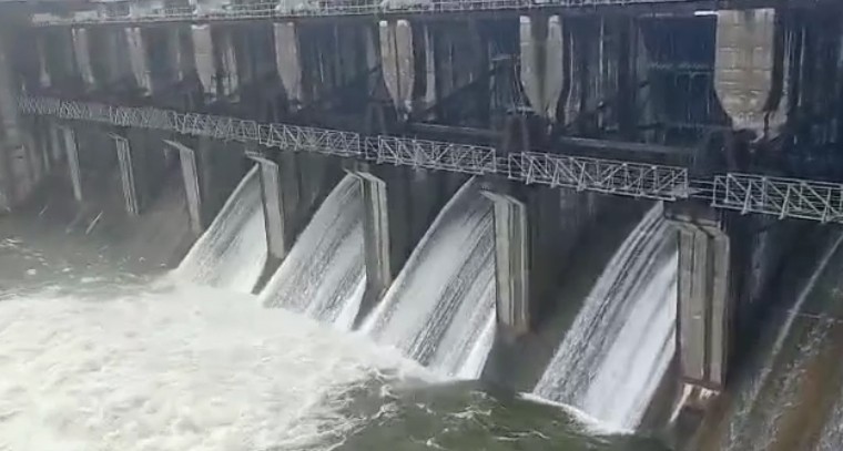 కొమరంభీం ప్రాజెక్టు గేట్లు తెరిచిన అధికారులు