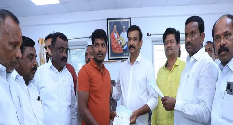  రోడ్ల మరమ్మతులకు నిధులీవ్వాలి: ఎమ్మెల్యే