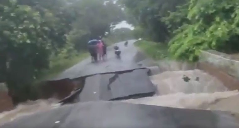 రాష్ట్రంలో భారీ వ‌ర్షం.. కోత‌కు గురైన ర‌హ‌దారులు