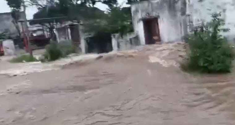 భారీ వరద.. ముగ్గురు గల్లంతు